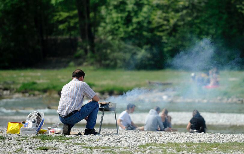 SICH AM FLAUCHER VON DEN GRILL-KONTROLLEUREN NERVEN LASSEN: Gehört eigentlich noch zur Isar-Fete, trotzdem gebührt den Grillern am Flaucher ein extra Würdigung. Wer sich allerdings kein Feuer anzündet und einen richtigen Grill verwendet, läuft auch nicht Gefahr, verwarnt zu werden.