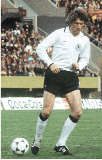Manni Kaltz bei der WM 1978 in Argentinien: Immer noch langärmlig, aber zur Abwechslung mal nicht kragenlos.