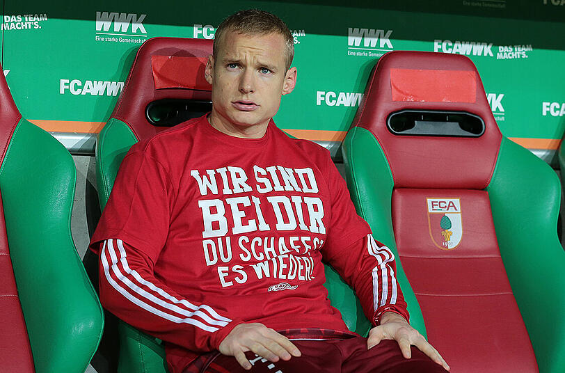 "WIR SIND BEI DIR - DU SCHAFFST ES WIEDER" steht auf den Shirts des Bayern-Teams.