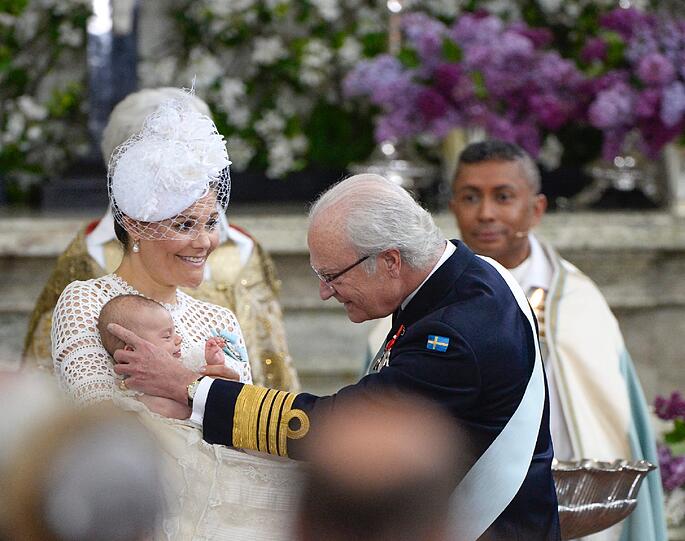 Drei Generationen: König Carl Gustaf von Schweden mit seiner Tochter Victoria und seinem Enkel Oscar.