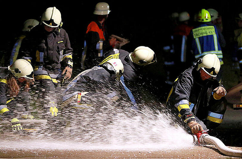 In Taching am See kam es in der Nacht auf Samstag zu einem Großbrand. Die Bilder.