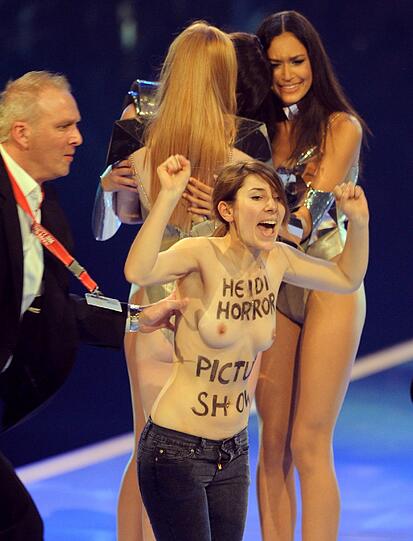 Germany's next Topmodel: Lovelyn gewinnt die Staffel 2013. Bei der Show gab's einen kleinen Nackt-Zwischenfall. Eine Aktivistin von Femen rannte mit blanker Brust über die Bühne. Die Bilder.