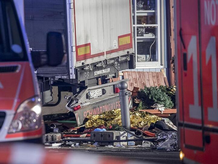 Der Berliner Weihnachtsmarkt am Breitscheidplatz nach der Todesfahrt von Anis Amri.