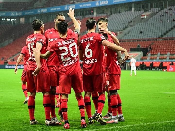 Streben noch Erfolge im DFB-Pokal und der Europa League an: Leverkusens jubelnde Spieler.