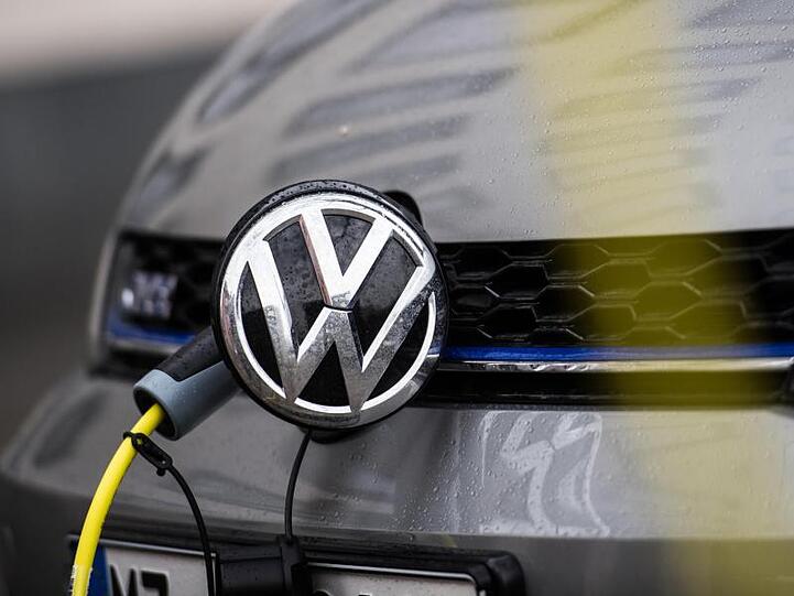 Ein Volkswagen an einer Ladesäule.