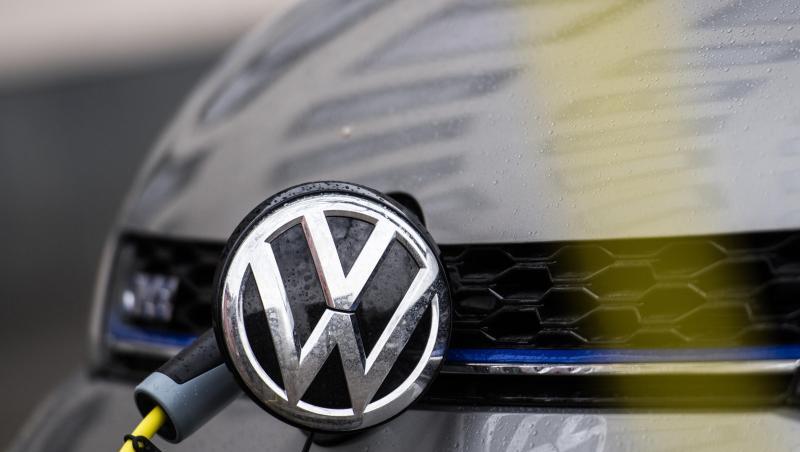 Ein Volkswagen an einer Ladesäule. Ein Volkswagen an einer Ladesäule.