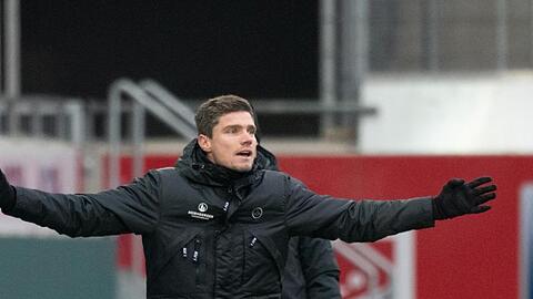 Nürnbergs Trainer Robert Klauß gestikuliert nach seinem Platzverweis durch eine Rote Karte.
