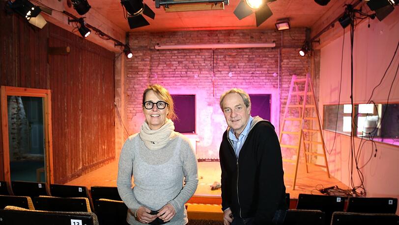 Iris von Zastrow und Stefan Zimmermann auf der Baustelle ihres neuen Hoftheaters, dessen Räume vergrößert und ausgebaut werden.