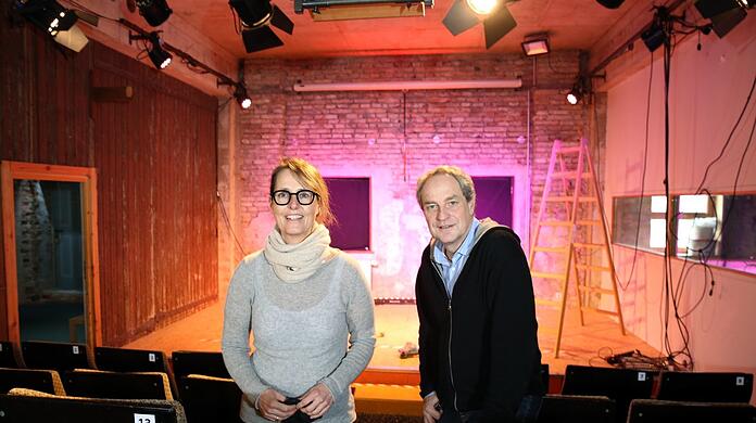 Iris von Zastrow und Stefan Zimmermann auf der Baustelle ihres neuen Hoftheaters, dessen Räume vergrößert und ausgebaut werden.