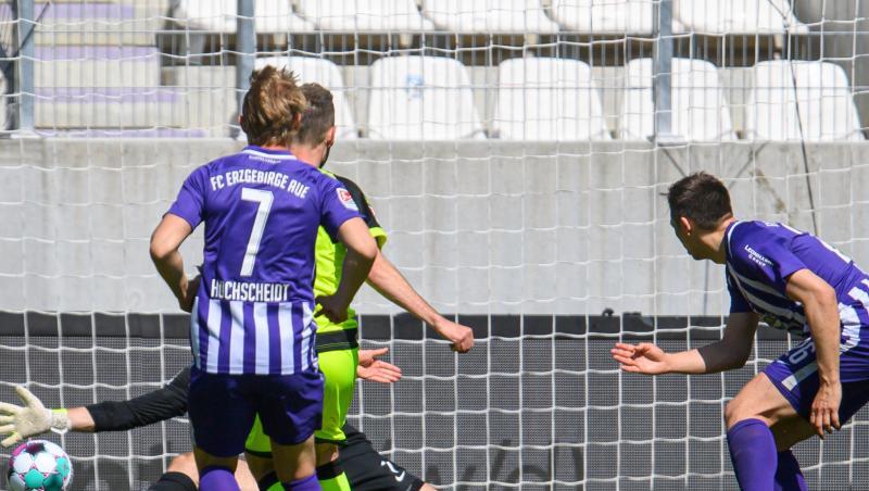 Aues Torwart Martin Männel (hinten), Jan Hochscheidt (l) und Sören Gonther können das Tor zum 3:6 durch Paderborns Dennis Srbeny (2.v.l.) nicht verhindern.