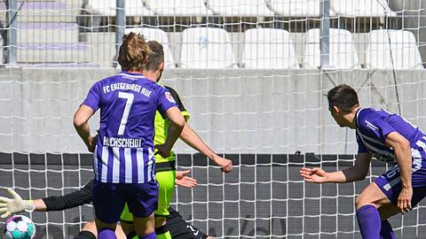 Aues Torwart Martin Männel (hinten), Jan Hochscheidt (l) und Sören Gonther können das Tor zum 3:6 durch Paderborns Dennis Srbeny (2.v.l.) nicht verhindern.