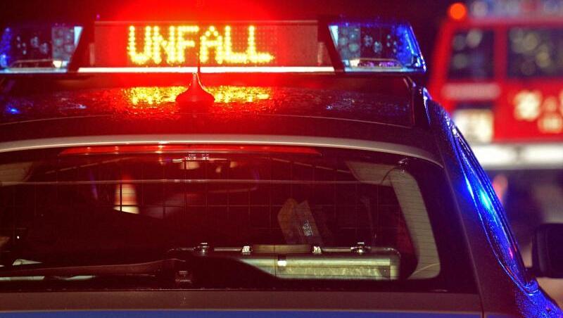 Ein Streifenwagen der Polizei steht an einer Unfallstelle.