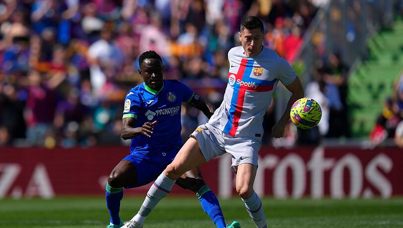 Robert Lewandowski (r) und der FC Barcelona kamen bei Getafe nicht über ein torloses Remis hinaus.