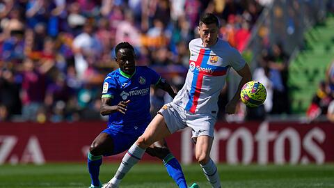 Robert Lewandowski (r) und der FC Barcelona kamen bei Getafe nicht über ein torloses Remis hinaus.