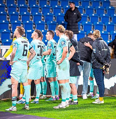Interims-Coach Frank Schmöller mag gar nicht hinsehen: Die Löwen stecken spätestens jetzt im Abstiegskampf.