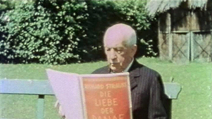 Richard Strauss mit dem Klavierauszug der Oper "Die Liebe der Danae"