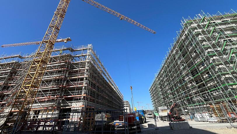 15.000 Menschen sollen einmal in Neufreimann leben. Jetzt sind die ersten eingezogen. Denn das erste Wohnhaus ist fertig. Doch drum herum ist noch Baustelle.