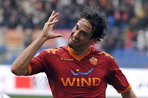 Damals schraubte er noch für den AS Rom: Luca Toni, Millionen-Transfer der Bayern im Sommer 2007.