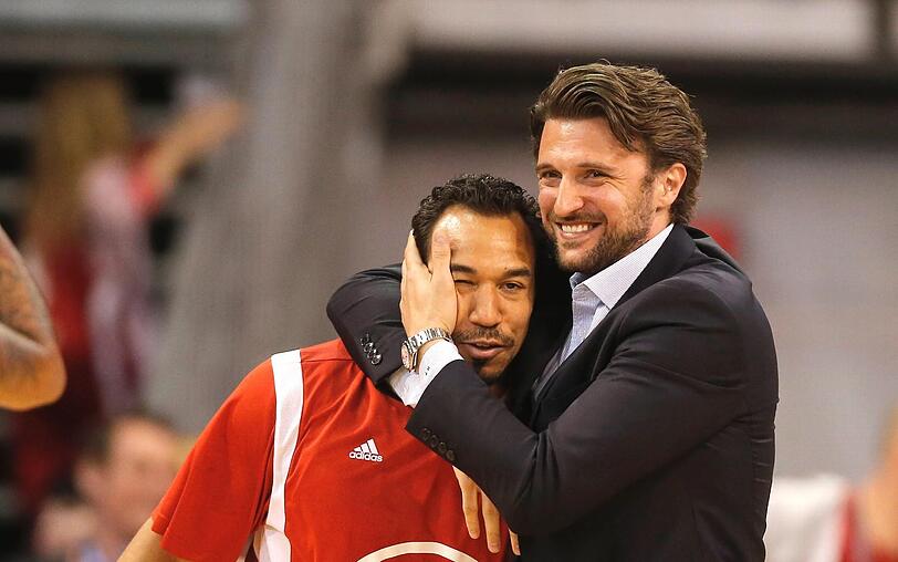 Demond Greene wird von Sportdirektor Marko Pesic geherzt.