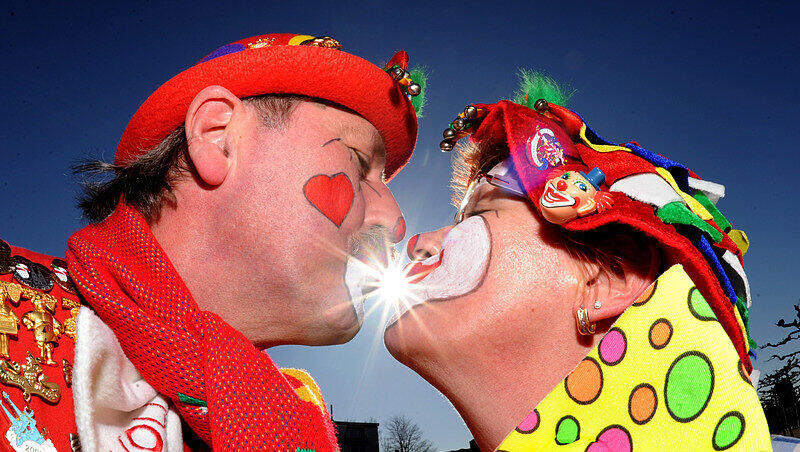 Zwei Narren geben sich am Montag (07.03.2011) beim Rosenmontagszug in Düsseldorf bei strahlenden Sonnenschein ein Bützchen (Küsschen). Am elften Elften um elf Uhr elf beginnt die neue Karnevalssession. Zwei Narren geben sich am Montag (07.03.2011) beim Rosenmontagszug in Düsseldorf bei strahlenden Sonnenschein ein Bützchen (Küsschen). Am elften Elften um elf Uhr elf beginnt die neue Karnevalssession.