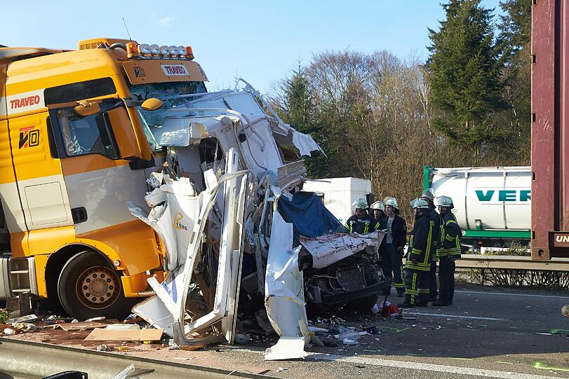 Schlimmer Unfall bie Boppard: Ein Wohnmobil wird zwischen Lastwagen eingeklemmt und komplett zerdrückt. Eine Frau stirbt bei dem Crash auf der A61.