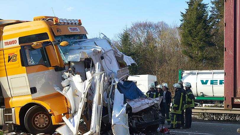 Schlimmer Unfall bie Boppard: Ein Wohnmobil wird zwischen Lastwagen eingeklemmt und komplett zerdrückt. Eine Frau stirbt bei dem Crash auf der A61. Schlimmer Unfall bie Boppard: Ein Wohnmobil wird zwischen Lastwagen eingeklemmt und komplett zerdrückt. Eine Frau stirbt bei dem Crash auf der A61.