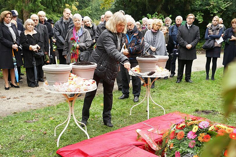 Uschi Bagnall, Tochter von Ellis Kaut, nimmt Abschied am Grab von ihrer Autter.