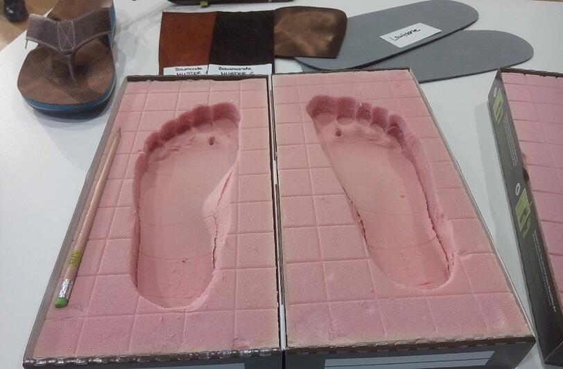 Hereingetreten, losspaziert: Abdrücke für die Schuhe nach Maß.