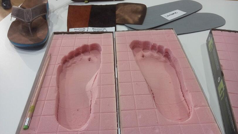 Hereingetreten, losspaziert: Abdrücke für die Schuhe nach Maß. Hereingetreten, losspaziert: Abdrücke für die Schuhe nach Maß.