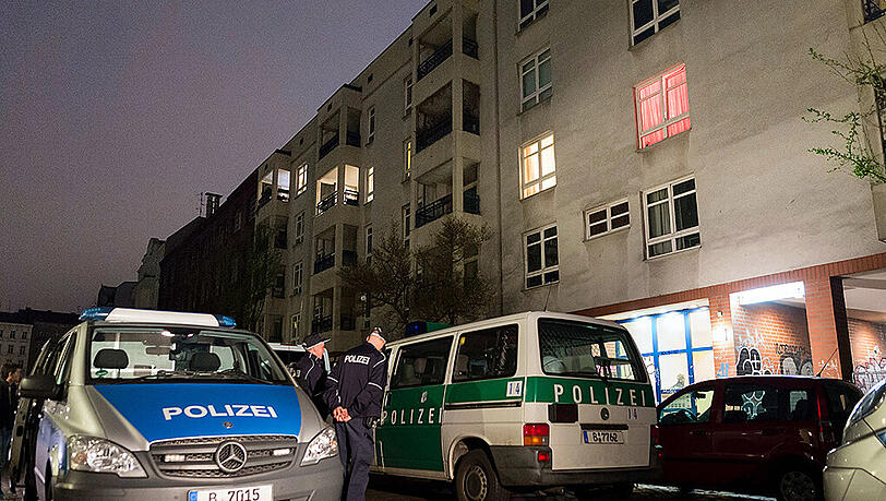 SEK-Großrazzia bei einem arabischen Familienclan in Berlin. Die Bilder. SEK-Großrazzia bei einem arabischen Familienclan in Berlin. Die Bilder.