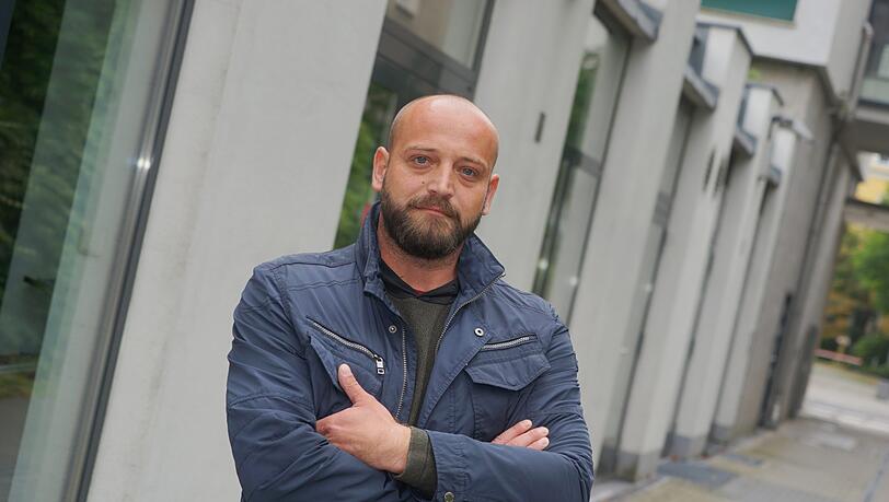 Kay J. (34), Kontrollschaffner: "Ich finde, auch wir bei der MVG haben eine Münchenzulage verdient. Mit Schichtdienst, Sonn- und Feiertagsarbeit komme ich brutto auf 2800, netto auf 1.800 Euro in Vollzeit. Wenn ich mir die 1.020 Euro Miete nicht teilen würde, hätte ich nicht viel mehr zum Leben übrig als ein Hartz-IV-Empfänger." Kay J. (34), Kontrollschaffner: "Ich finde, auch wir bei der MVG haben eine Münchenzulage verdient. Mit Schichtdienst, Sonn- und Feiertagsarbeit komme ich brutto auf 2800, netto auf 1.800 Euro in Vollzeit. Wenn ich mir die 1.020 Euro Miete nicht teilen würde, hätte ich nicht viel mehr zum Leben übrig als ein Hartz-IV-Empfänger."