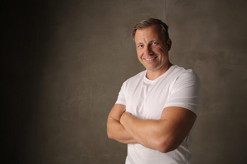 Martin Klempnow war von 2010 bis 2012 festes Mitglied bei "Switch reloaded". Seit Jahren steht er auch als "Dennis aus Hürth" auf der Bühne.