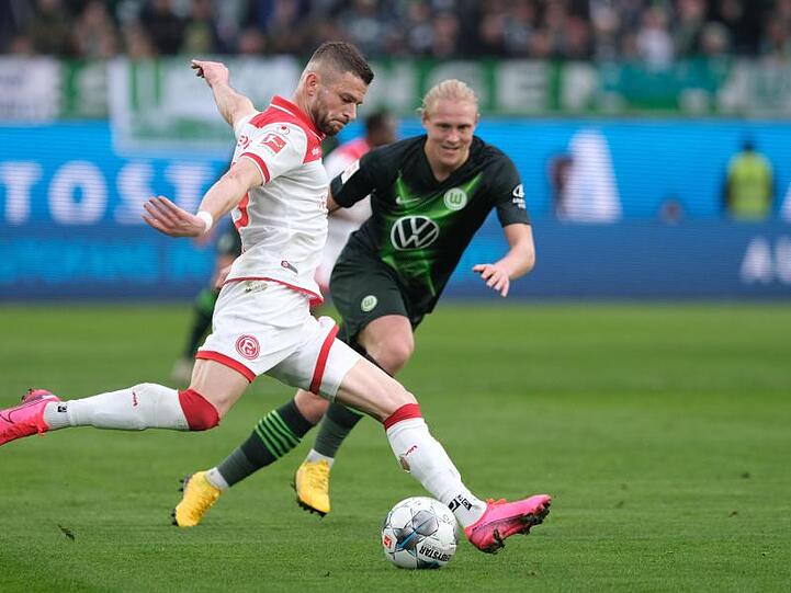 Düsseldorfs Valon Berisha (l) schießt nach vorne.