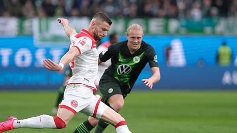 Düsseldorfs Valon Berisha (l) schießt nach vorne.