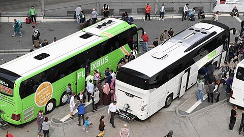 Autoverband ADAC fordert eine niedrigere Mehrwertsteuer für den Fernbusverkehr.