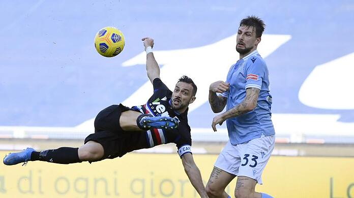 Sampdorias Fabio Quagliarella und Lazios Francesco Acerbi (l-r.) im Duell um den Ball.