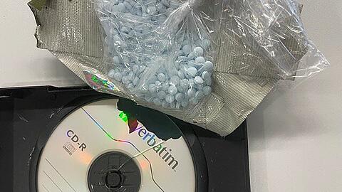 350 Tabletten waren in dem Paket versteckt. Es sollte in die USA gehen.