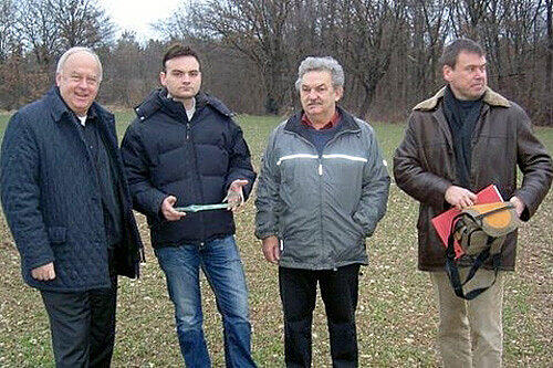 Michael Rieger (zweiter von links) entdeckte das Schwert beim Pflügen