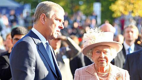 Queen Elizabeth II. und ihr Sohn Prinz Andrew.
