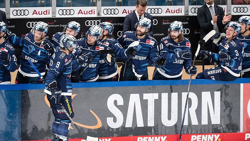 Torschütze Frederik Storm von Ingolstadt (l) jubelt mit seinem Team.