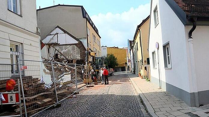Die Baulücke nach dem Abriss des Häusl.