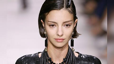 Lucy Markovic 2024 auf dem Laufsteg der Paris Fashion Week.