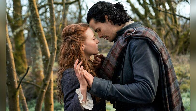 Harriet Slater und Jamie Roy als Ellen MacKenzie und Brian Fraser - die Eltern von Jamie Fraser.