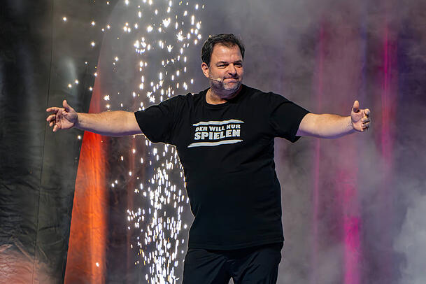 Seit schon vielen Jahren begeistert Martin Rütter mit seinen Bühnenshows. Seit schon vielen Jahren begeistert Martin Rütter mit seinen Bühnenshows.