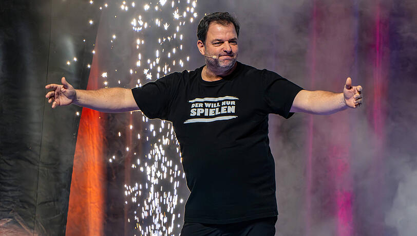 Seit schon vielen Jahren begeistert Martin Rütter mit seinen Bühnenshows. Seit schon vielen Jahren begeistert Martin Rütter mit seinen Bühnenshows.