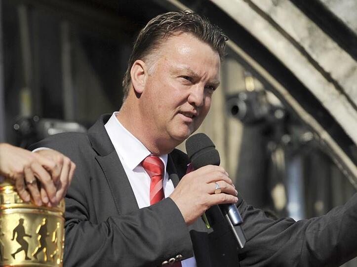 Bier für Louis - dabei steht Bayern-Trainer van Gaal  doch auf Wasser, in allen Lebenslagen.
