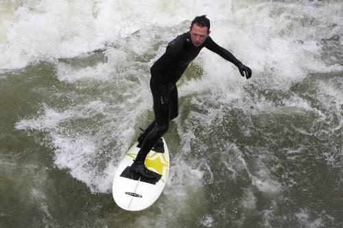 Er kann's: Surfer am Eisbach im Englischen Garten.