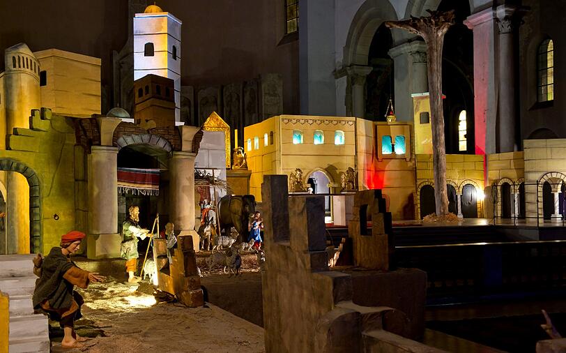 Angeblich ist es die größte Krippe der Welt: Zurzeit entsteht in der Münchner Kirche St. Maximilian eine der wohl
größten Weihnachtskrippen überhaupt. Erbauer: Bildhauer Rainer Maria Strixner