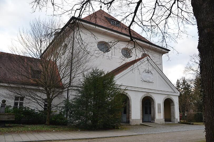 Das Grab liegt am Jüdischen Friedhof in der Garchinger Straße