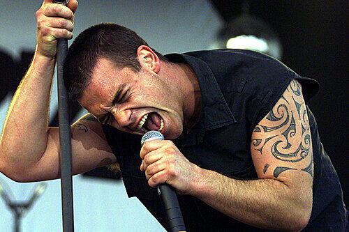 ...dafür steht es Sänger Robbie Williams ausgezeichnet. Den anderen Oberarm ziert ein Löwenkopf, auf dem Schlüsselbein steht "chacun à son goût". (Jeder nach seinem Geschmack)